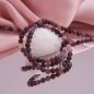 Preview: Nahaufnahme einer hochwertigen, glatt geschliffenen Multicolor-Spinellkette mit Edelsteinen in Rosa, Rot, Grau und Schwarz.